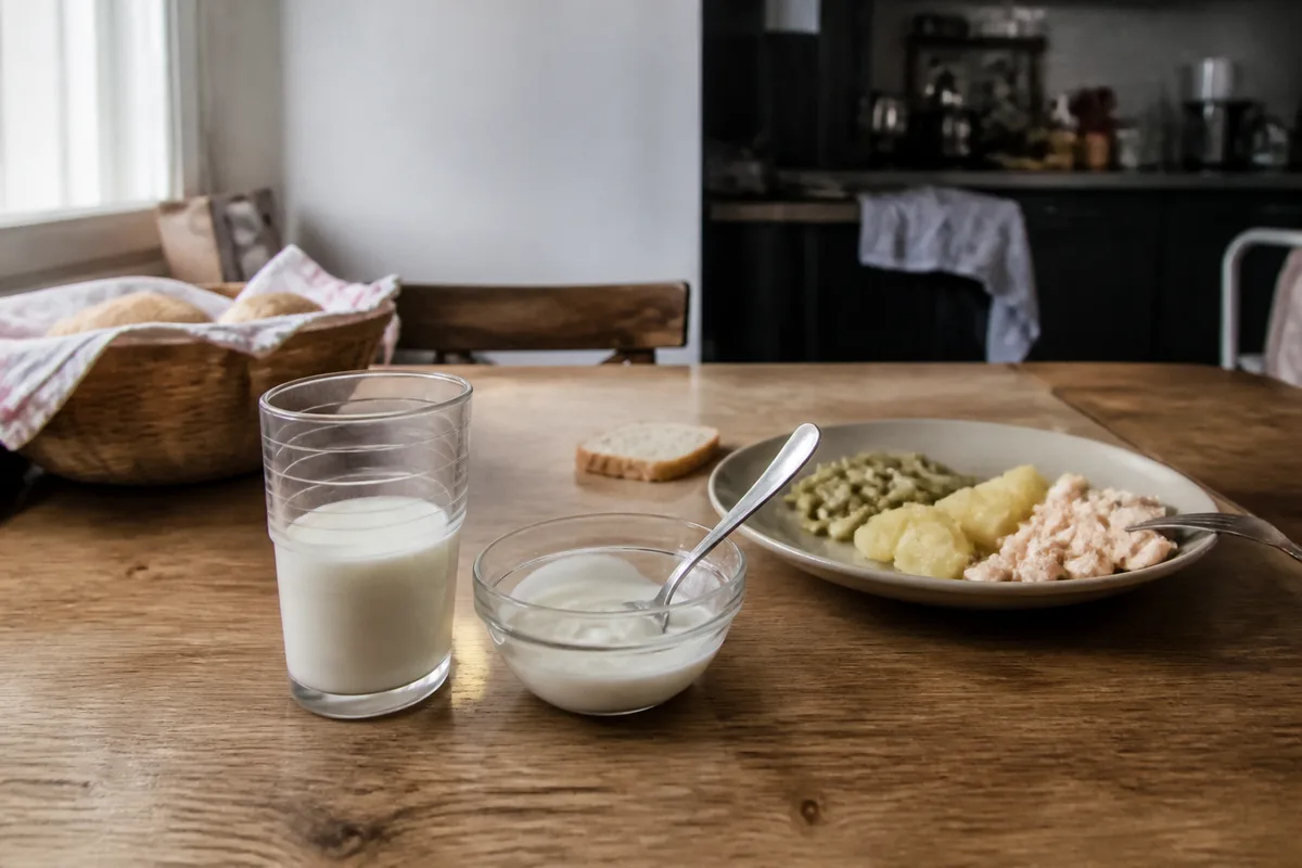 Repas avec verre de lait et aliments contenant du lactose dans une cuisine familiale